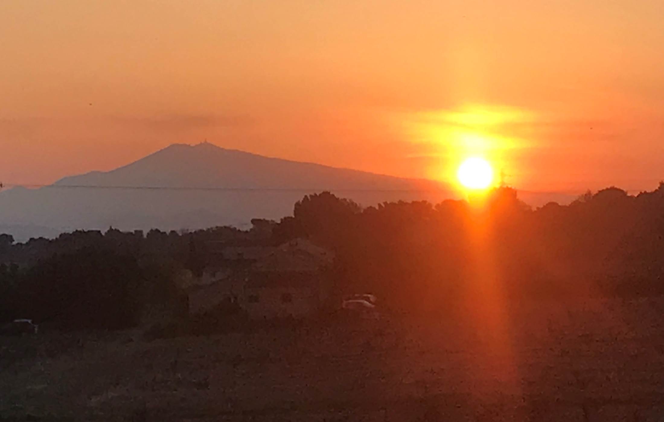 Le Mas Mellou : Lever de soleil sur le Mont Ventoux