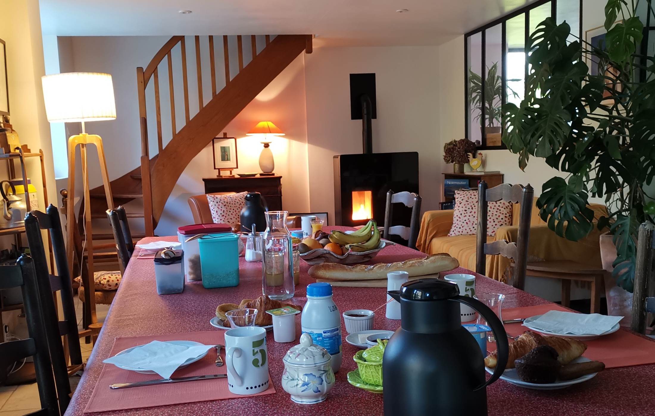 Pièce de vie où est servi le petit déjeuner, moulin de La Retardière Orvault-Nantes