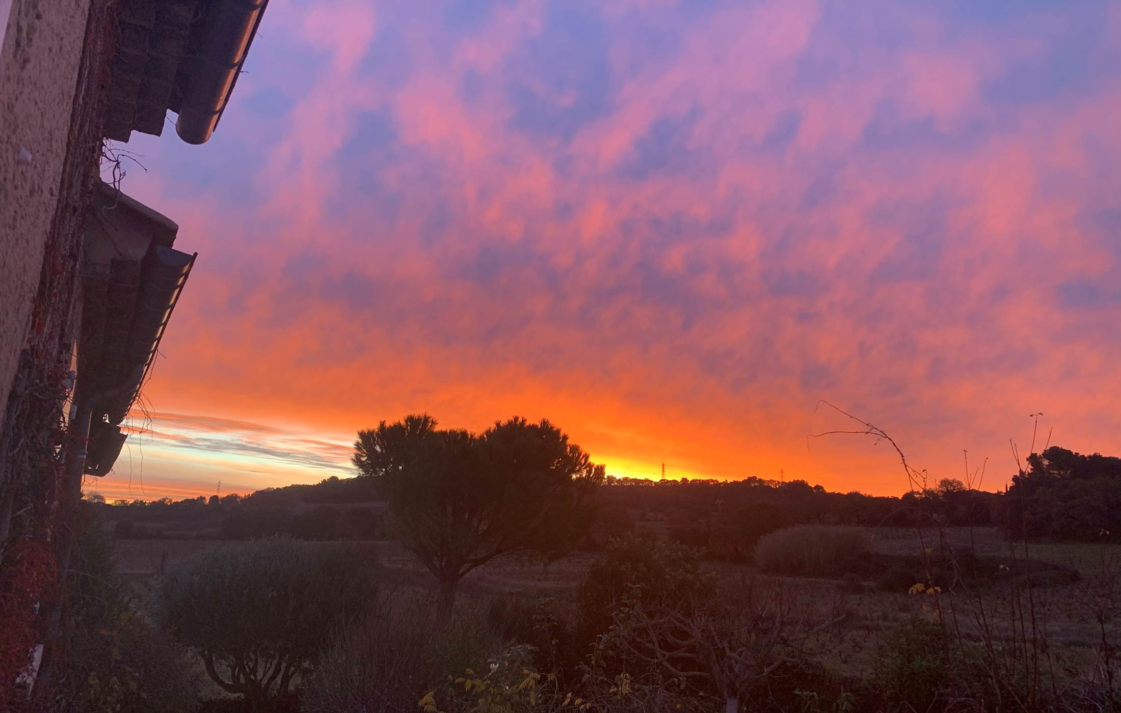 Le Mas Mellou : Lever de soleil sur Le Mas Mellou