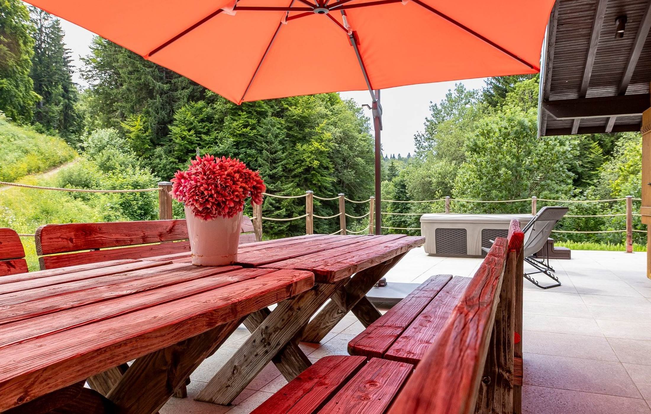 La terrasse avec Jacuzzi