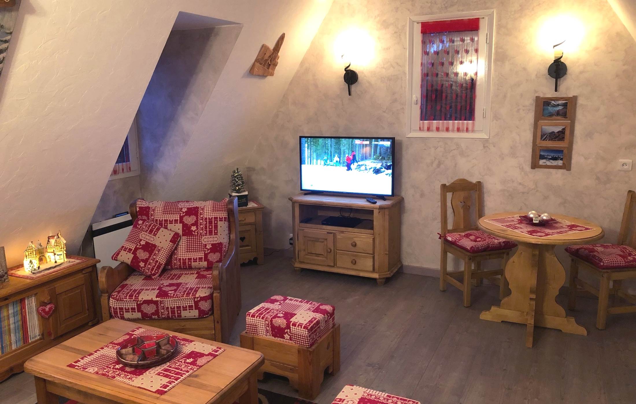 le coin TV et sa table ronde