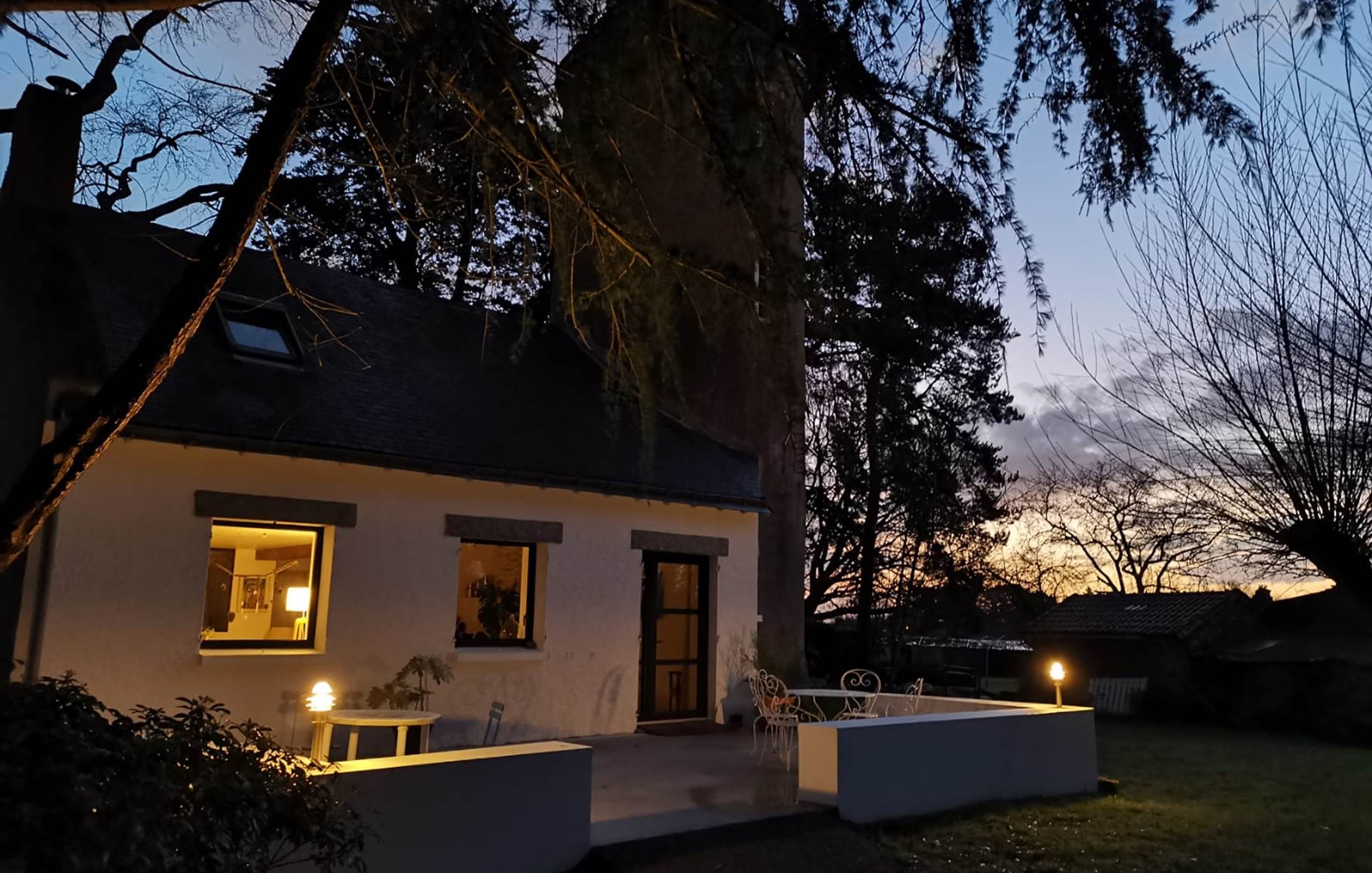 Vue de nuit de la facade du moulin de La Retardière à Orvault