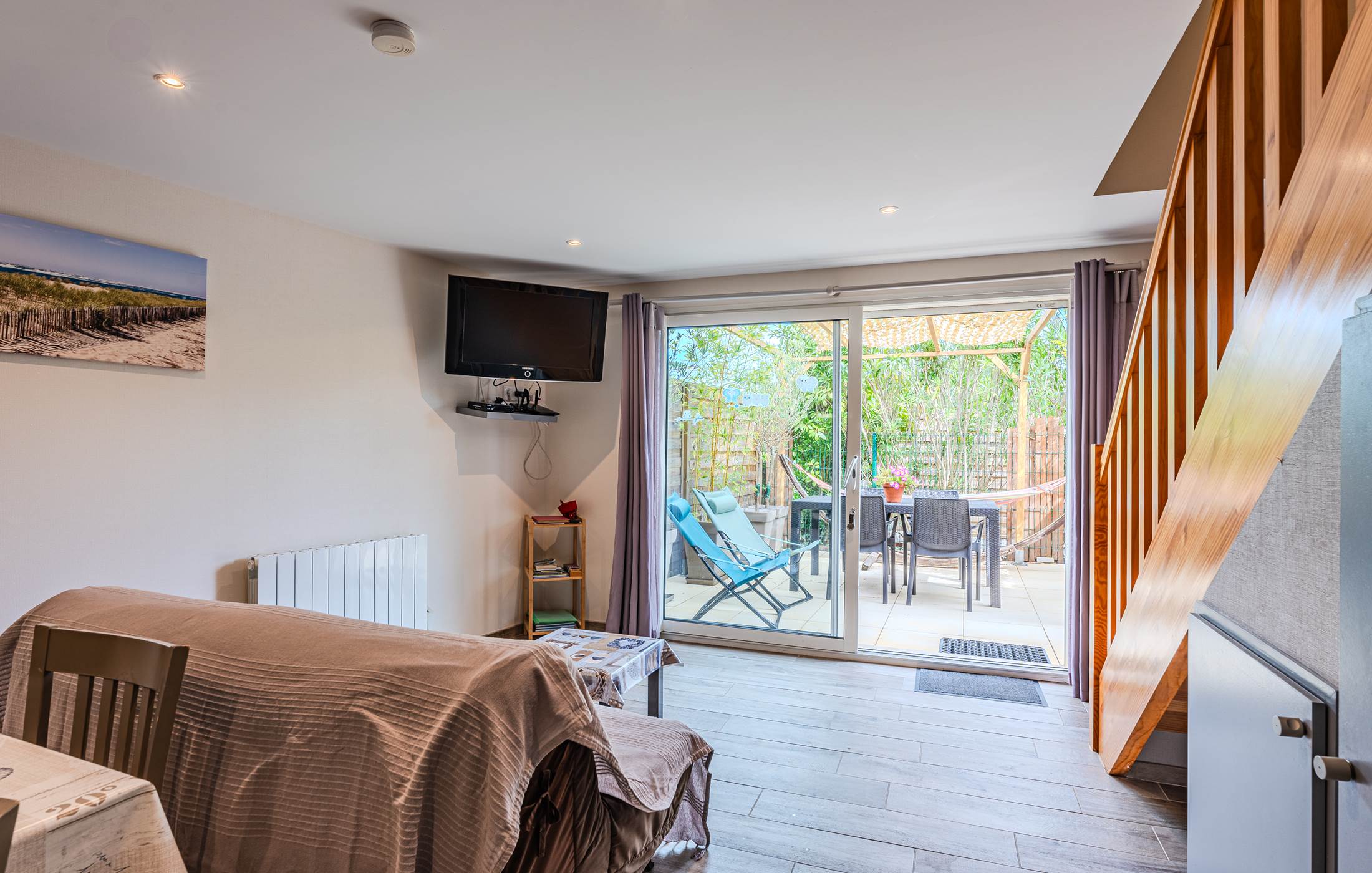 Salon gîte 2 vue sur terrasse