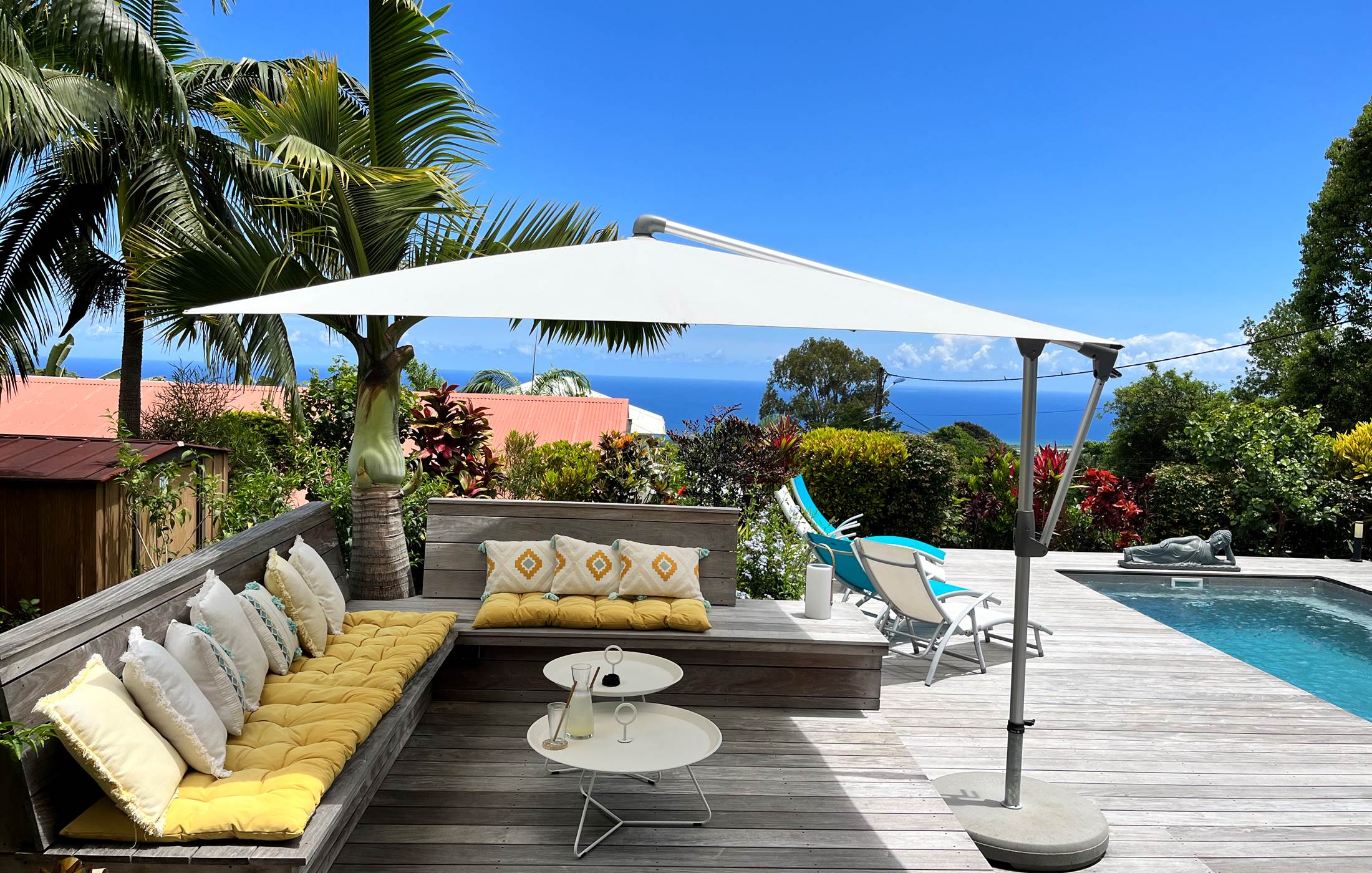 Espace repos sur piscine chauffée et jardin tropical avec vue mer