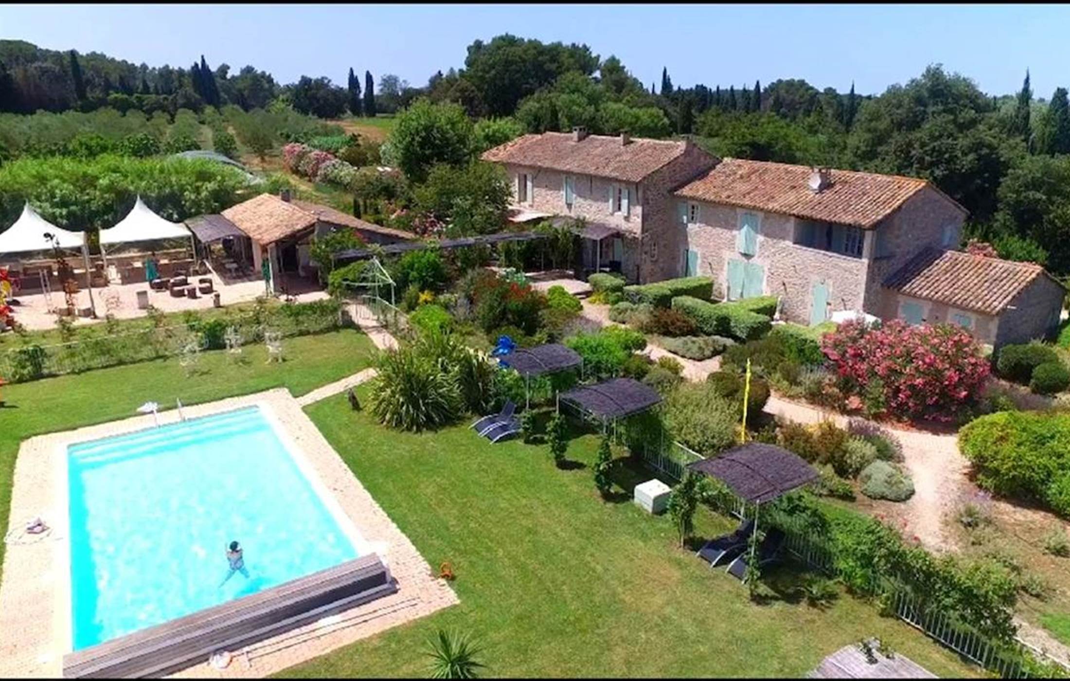 mas-des-figues-aérienne-nage-piscine.