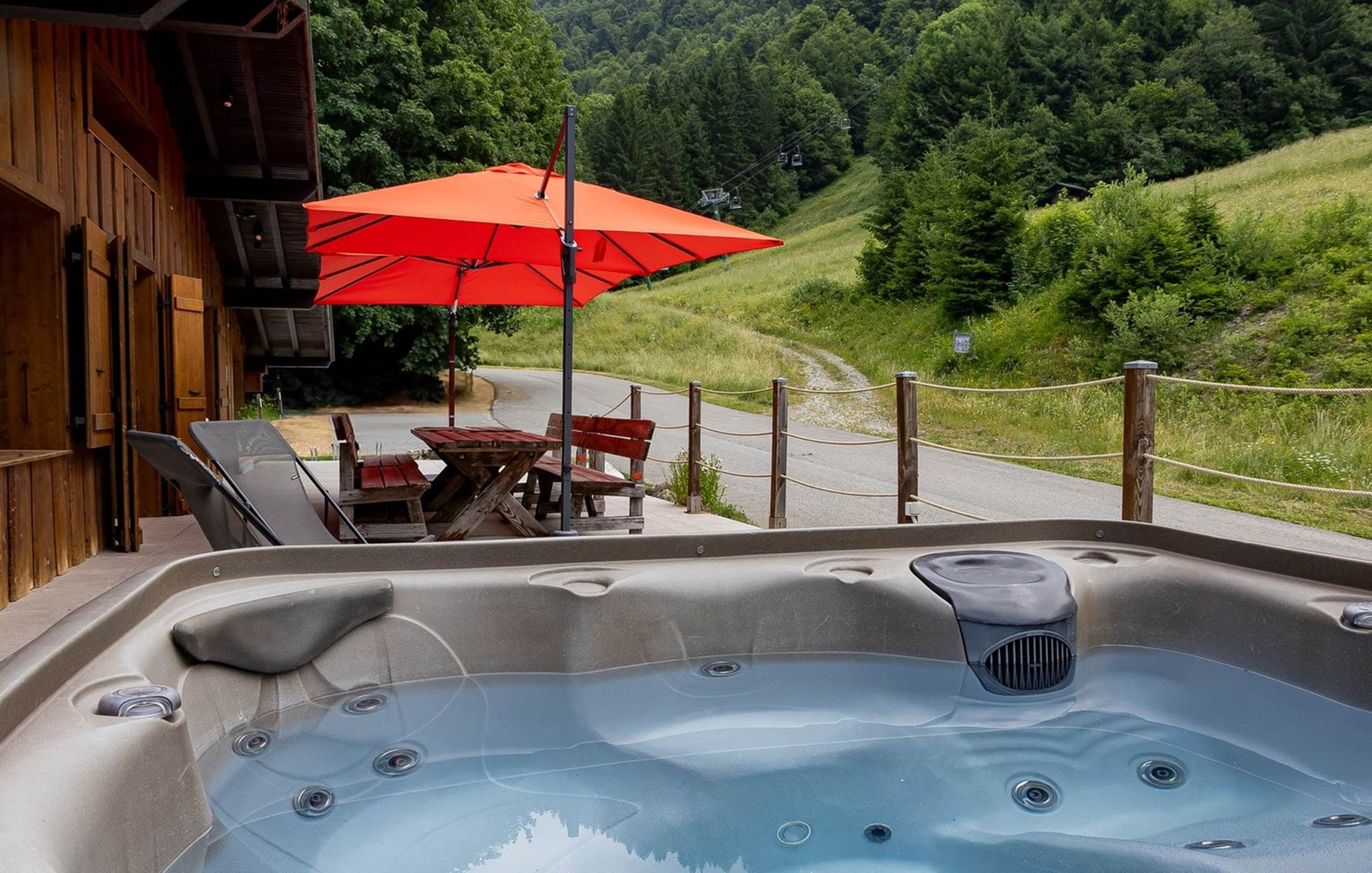 La terrasse avec Jacuzzi