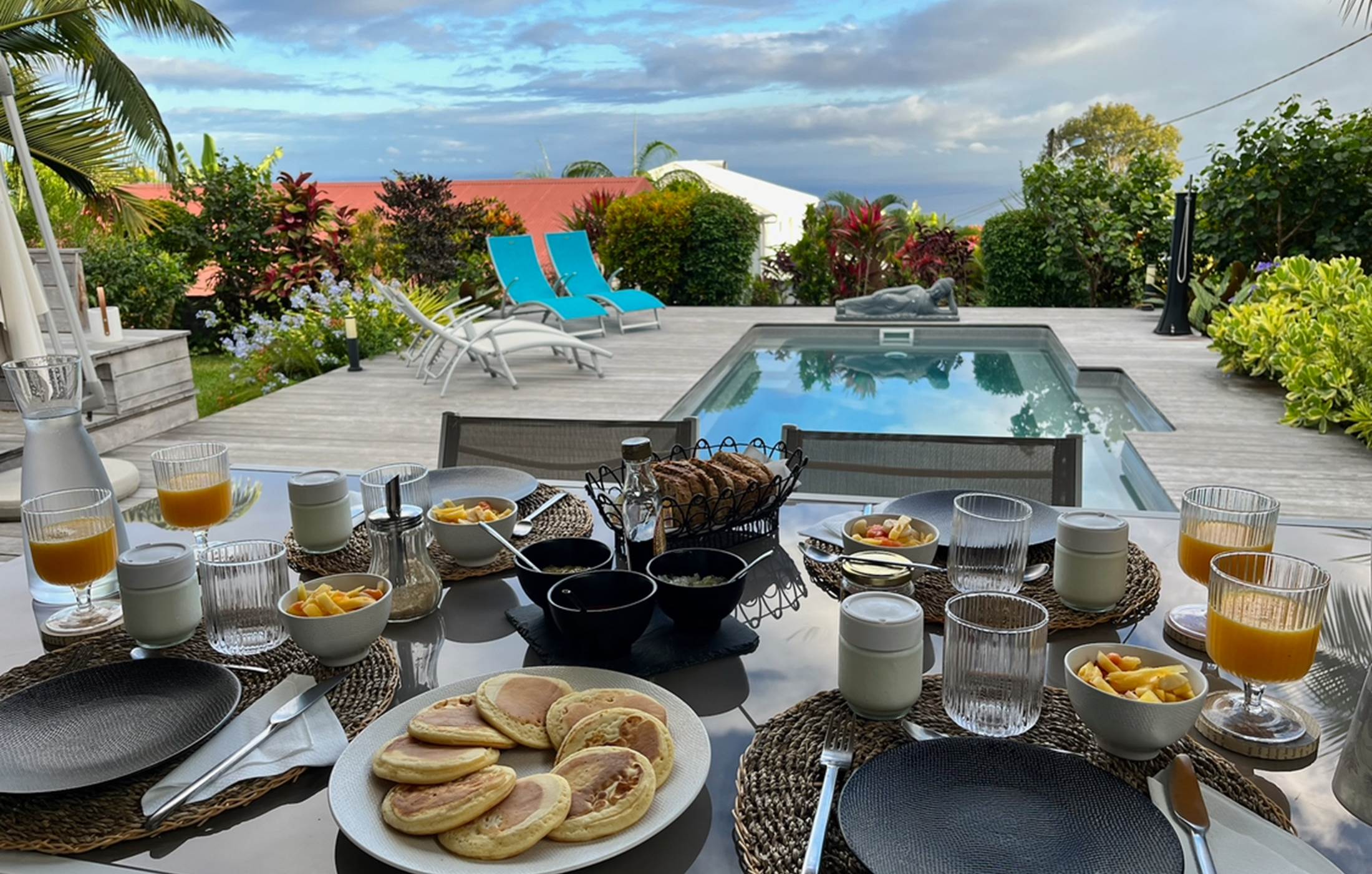 Petit-déjeuner  fait maison, face piscine et océan