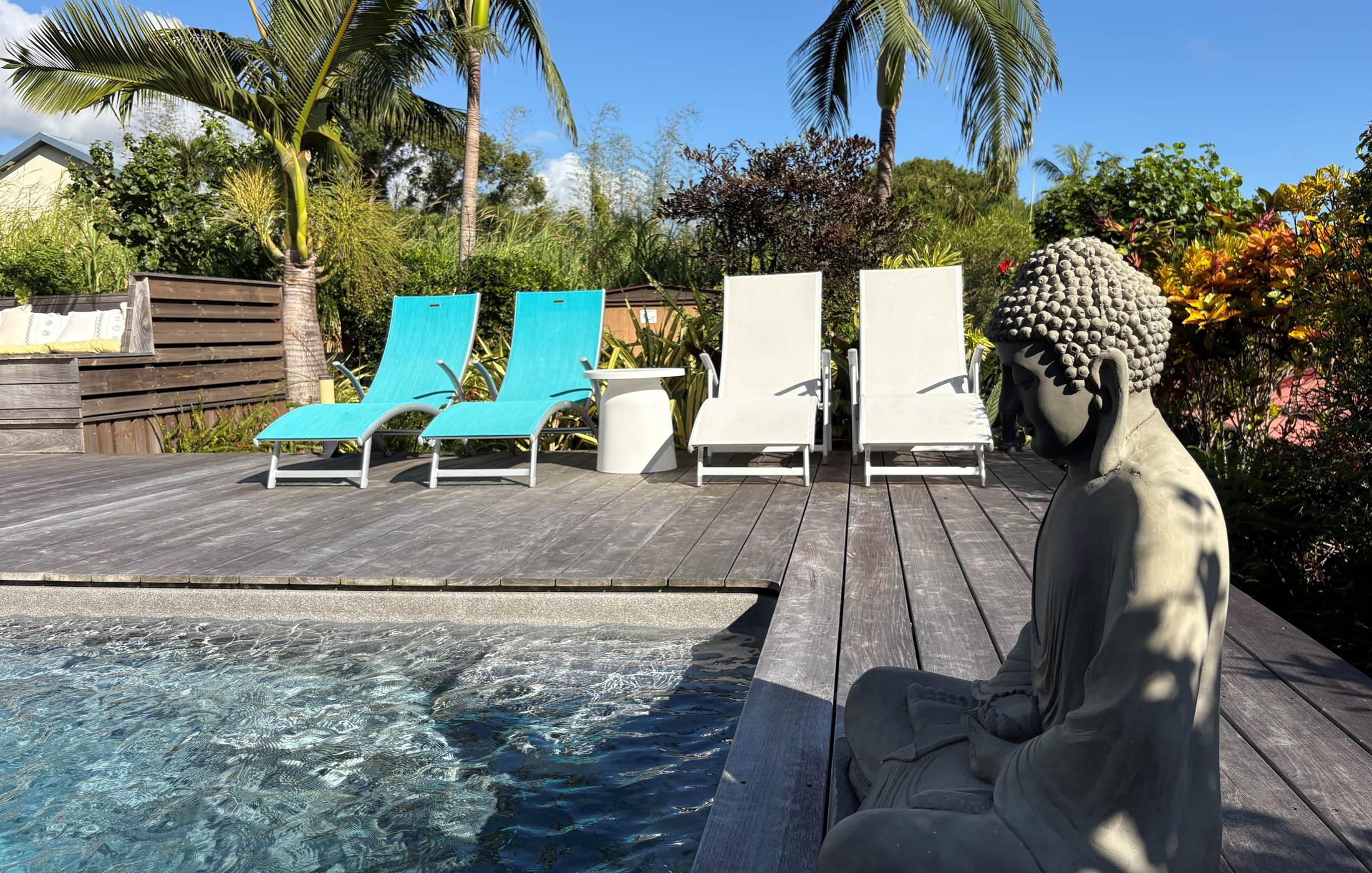 Bains de soleil au bord de la piscine chauffée