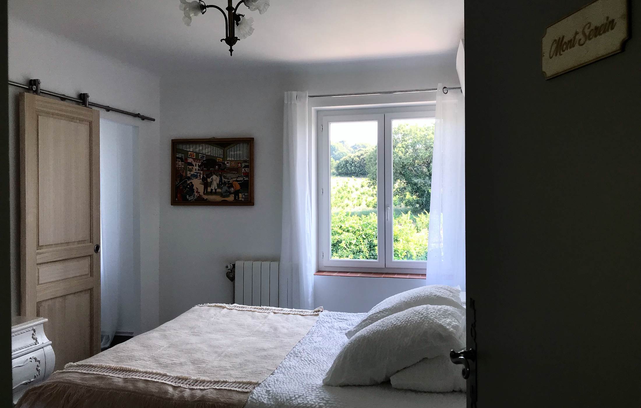 Le Mas Mellou : Chambre Mont Serein