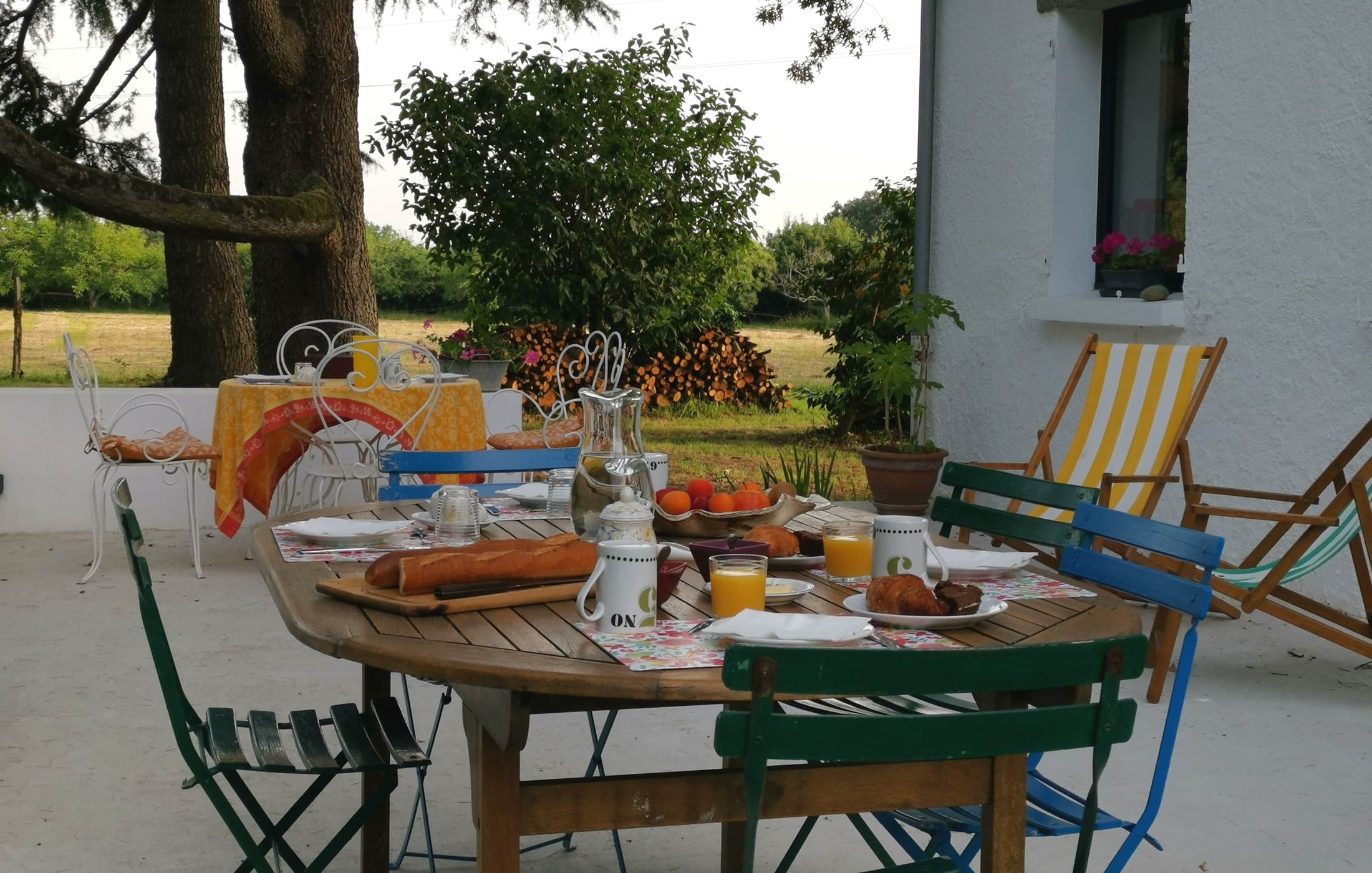 Petit déjeuner continental servi sur la terrasse principale, moulin de La Retardière, Orvault, proche Nantes, Treillières, Sautron
