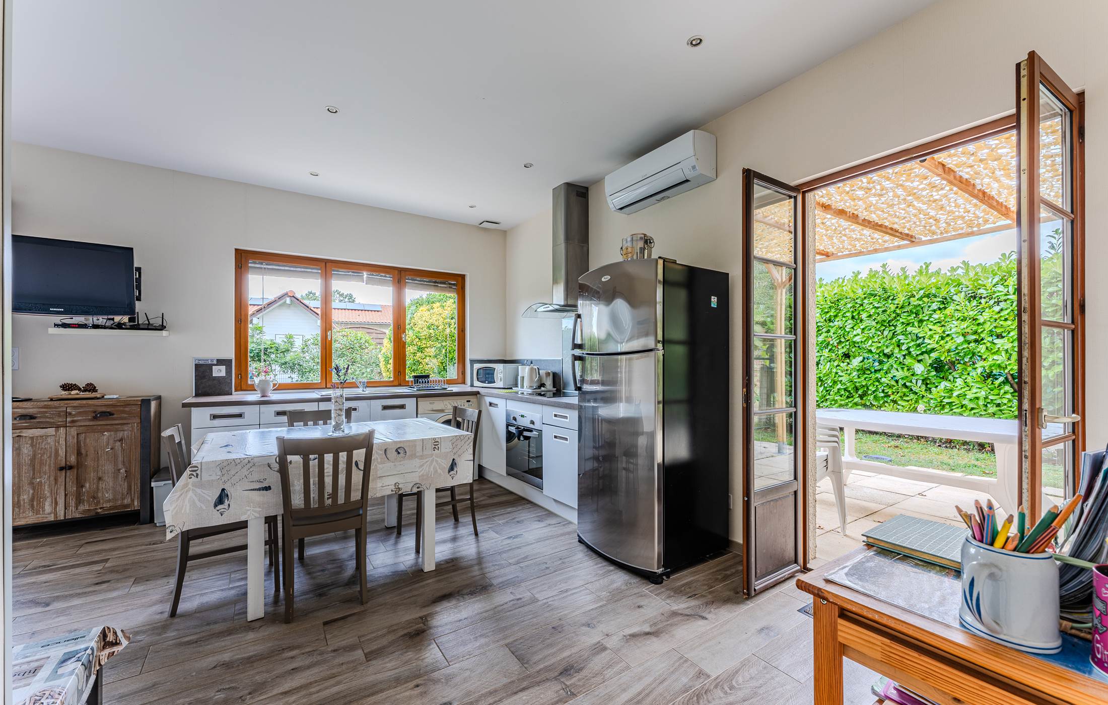 Cuine gîte 1 sortie terrasse