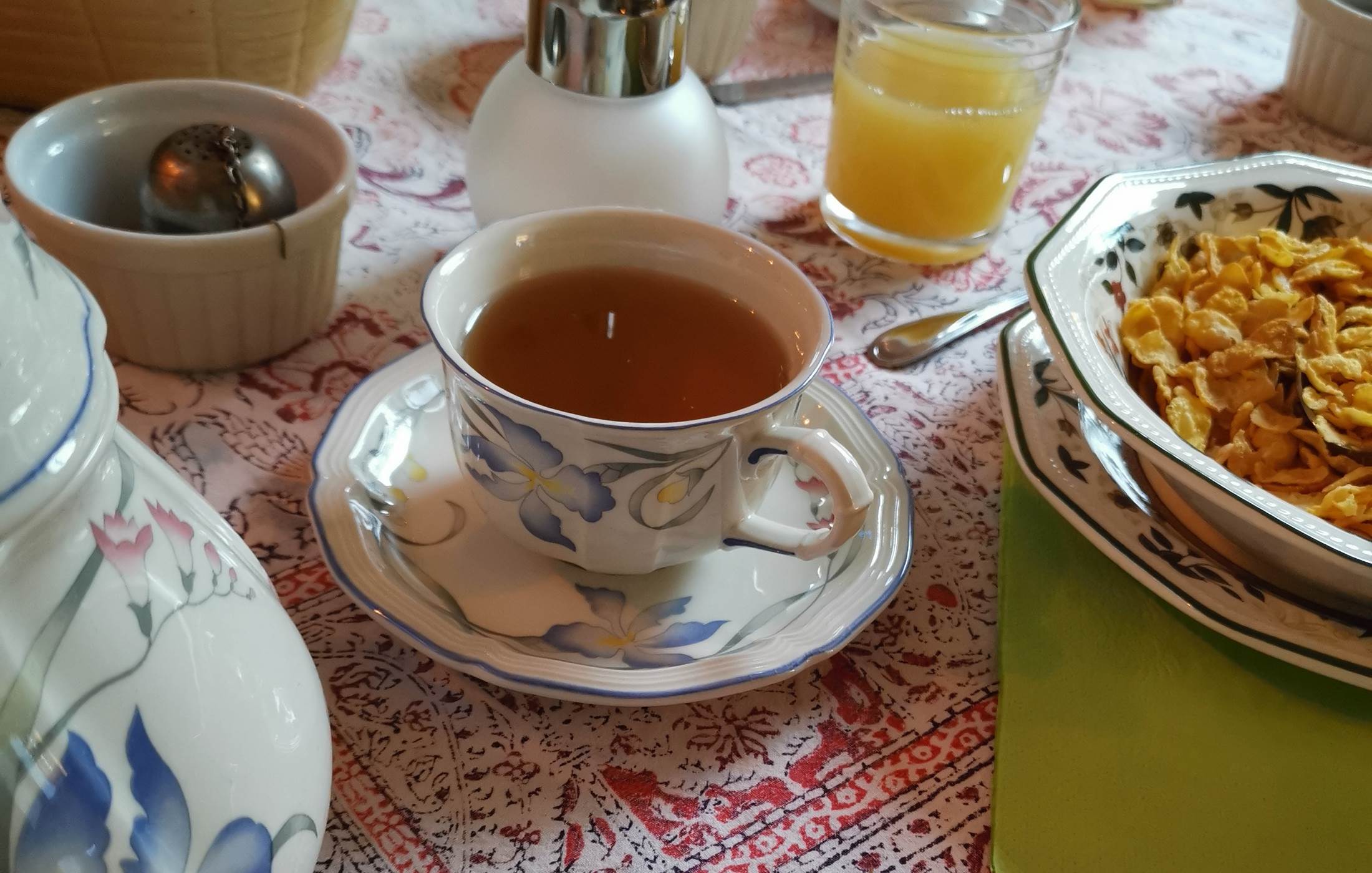 Petit déjeuner des chambres d'hôtes servi à la table commune, moulin de La Retardière, Orvault