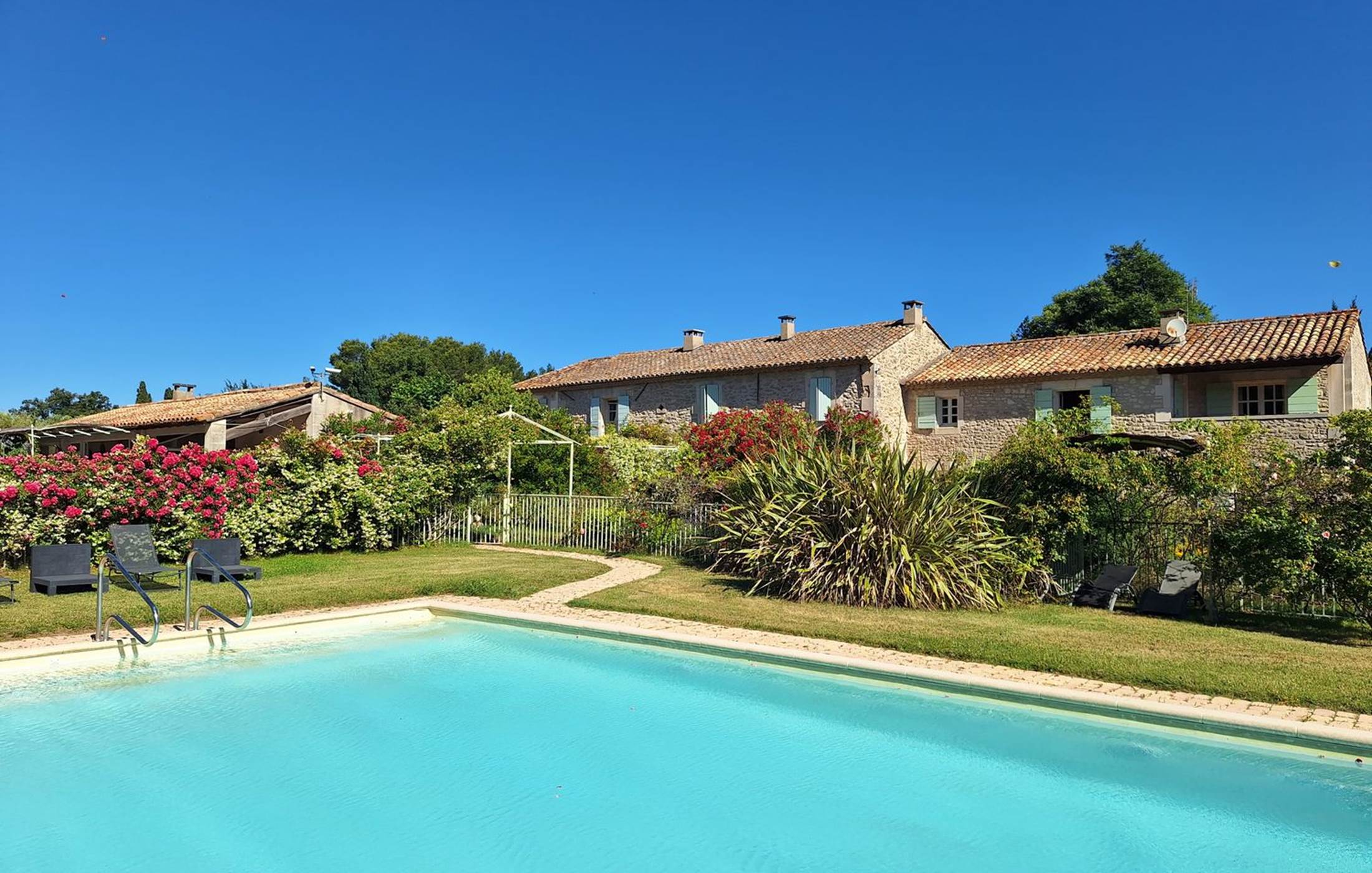 Été en Provence : piscine du mas des figues