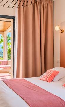 À Casa Nova, la chambre double s'ouvre sur une terrasse privative aménagée, avec vue sur le golfe de Sagone.