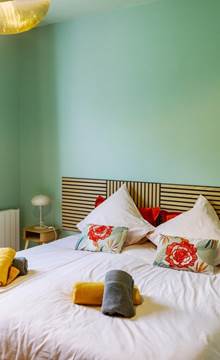 Une chambre lumineuse et élégante avec un lit king size de 180 × 200 cm, modulable en deux lits simples de 90 × 200 cm selon vos besoins. Un espace confortable et apaisant pour des nuits reposantes à Troyes.
