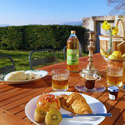 Petit-déjeuner local au Manoir du Colombier . Savourez un petit-déjeuner gourmand ,produits locaux :Grand Colombier .Gîte 4 étoiles – Séjour d'exception en Auvergne-Rhône-Alpes
