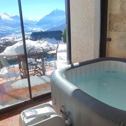 Le spa, face à la terasse et à la montagne
