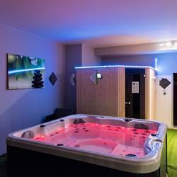Sauna et spa en rez de jardin du château depuis les chambres par l'ascenseur