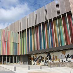 CiteTapisserie-parvis-©CiteInternationaleDeLaTapisserie-photo-around