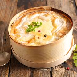 Offre Mont d'Or ???? – Fondue montagnarde au Manoir du Colombier  Dégustez un fondant du Mont d'Or ,pommes de terre vapeur, decornichons croquants et dbouteille de vin blanc Molette Mollex . Un repascœur du Bugey.  ?? 15€/personne – Minimum 2 personnes  ?? Séjour 4 étoiles – Expérience culinaire en Auvergne-Rhône-Alpes