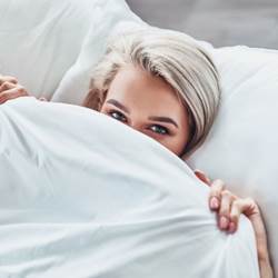 Femme sous la couette