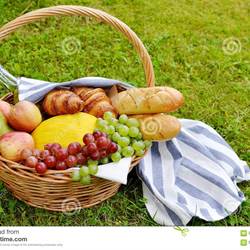 panier-avec-le-pique-nique-de-boulangerie-de-fruit-de-nourriture-97914628