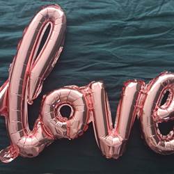 Un accueil romantique avec ambiance bougies, pétales roses sur le lit ...