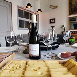 Raclette traditionnelle ???? – Saveurs montagnardes au Manoir du Colombier  Dégustez un plateau raclette gourmand , composé de fromage fondant à volonté , de charcuteries fines et de pain croustillant , accompagné d'un vin blanc Molette Mollex . Une expérience savoureuse au cœur du Bugey .  18€/personne – Minimum 2 personnes