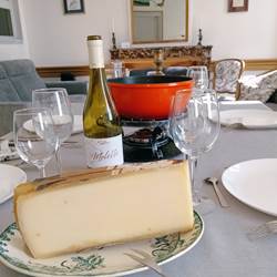 Fondue savoyarde ???? – Expérience gourmande au Manoir du Colombier  Partagez un moment convivial avec notre fondue savoyarde , préparée avec un mélange de fromages affinés , accompagnée de pain croustillant et d'une bouteille de vin blanc Molette Mollex . L'incontournable des soirées montagnardes !  ?? 16€/personne – Minimum 2 personnes  ?? Séjour 4 étoiles – Détente et gastronomie en Auvergne-Rhône-Alpes