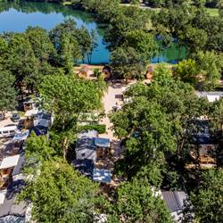 LesVoilesDeLaives-enfamille-avecenfants-chambre-bungalow-insolite-original-boismassif-couple-confort-snack-burger-repas-boire-manger-campingcar-terrasse-vue-lac-camping-vacances-weekend-booking-airbnb-lac-baignade-bourgogne-saônetloire-laives-tournus-chalonsursaône-tonneau-vin-routedesvins-71-tourisme-organisationévènementielle-A6