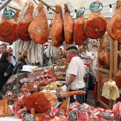 Etal_de_jambons_de_Bayonne