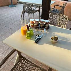Petit déjeuner en terrasse