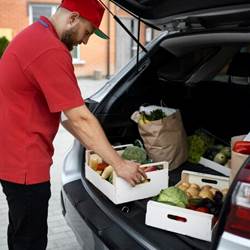 courrier-livrant-courses-domicile_23-2149737953