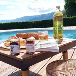 Petit-déjeuner local au Manoir du Colombier . Savourez un petit-déjeuner gourmand ,produits locaux :Grand Colombier .Gîte 4 étoiles – Séjour d'exception en Auvergne-Rhône-Alpes