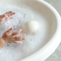 kit bébé : baignoire, chaise haute, lit parapluie...