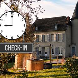 Affiche promotionnelle pour une arrivée anticipée dès 9h dans un hébergement de luxe en Auvergne-Rhône-Alpes, avec un supplément de 120 euros