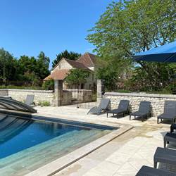 Vue d'ensemble terrasse et piscine