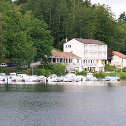 hotel-la-caravelle-facade-peyrat-le-chateau-420871
