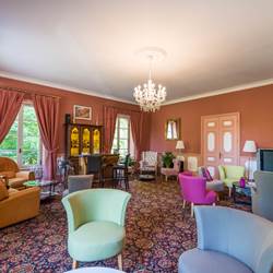 Salon bar bibliothèque au château