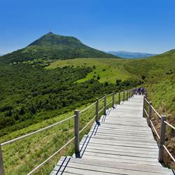 161573101-photo-around