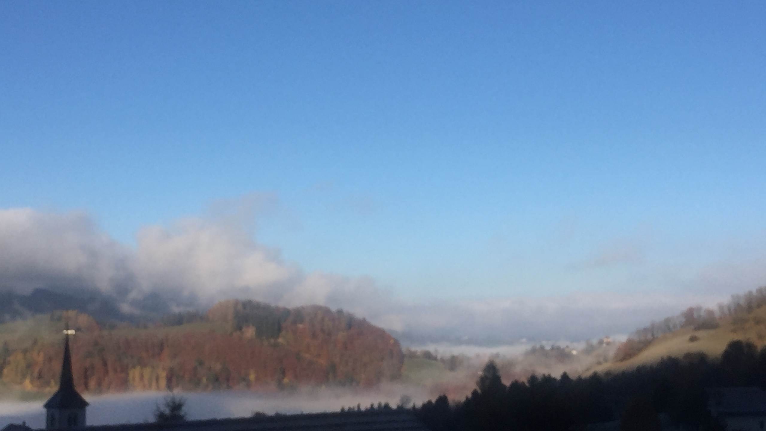 Clocher et brume sur Gruyères