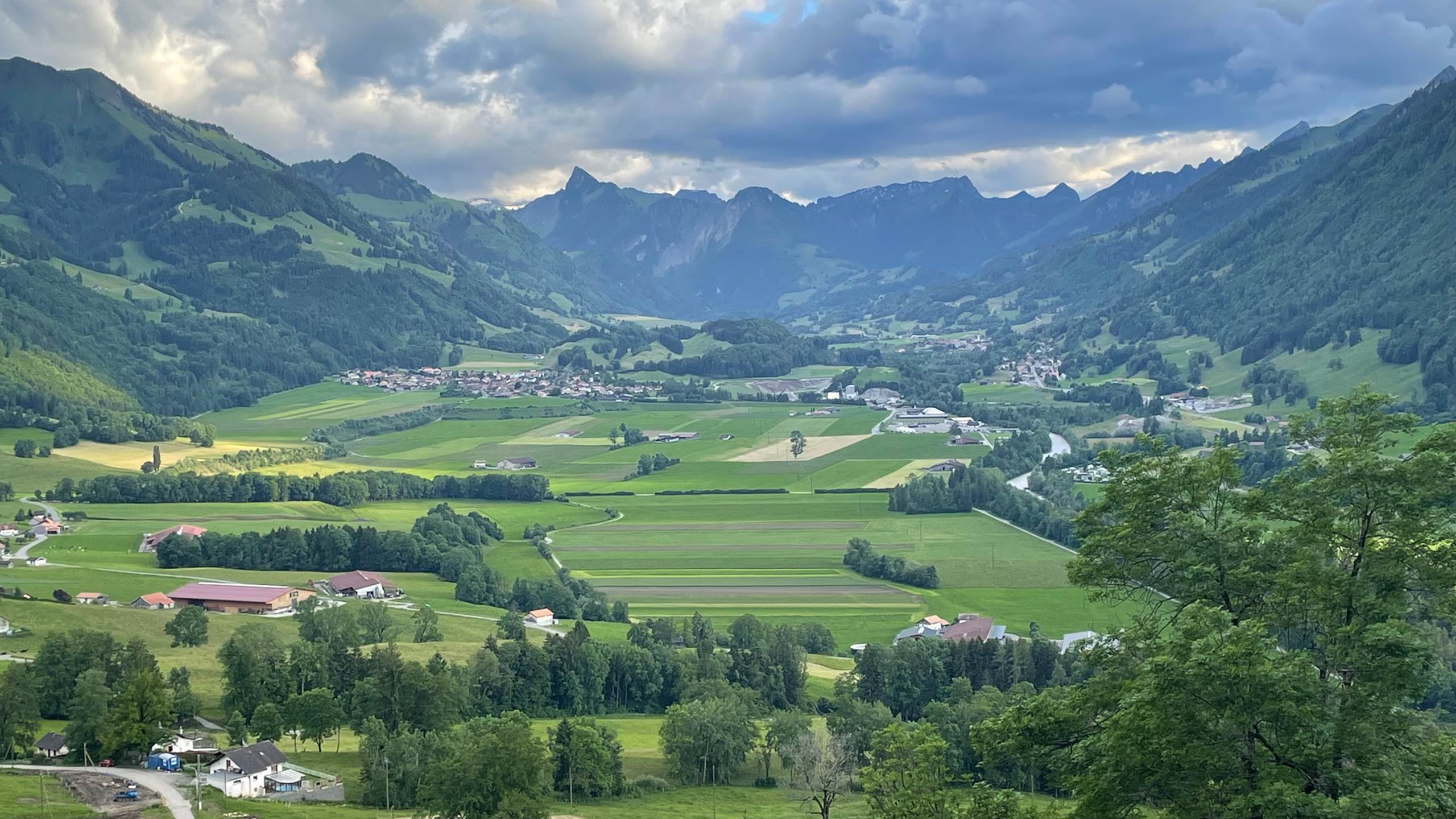 Vue sur vallée Intyamon et montagnes depuis Estavannens