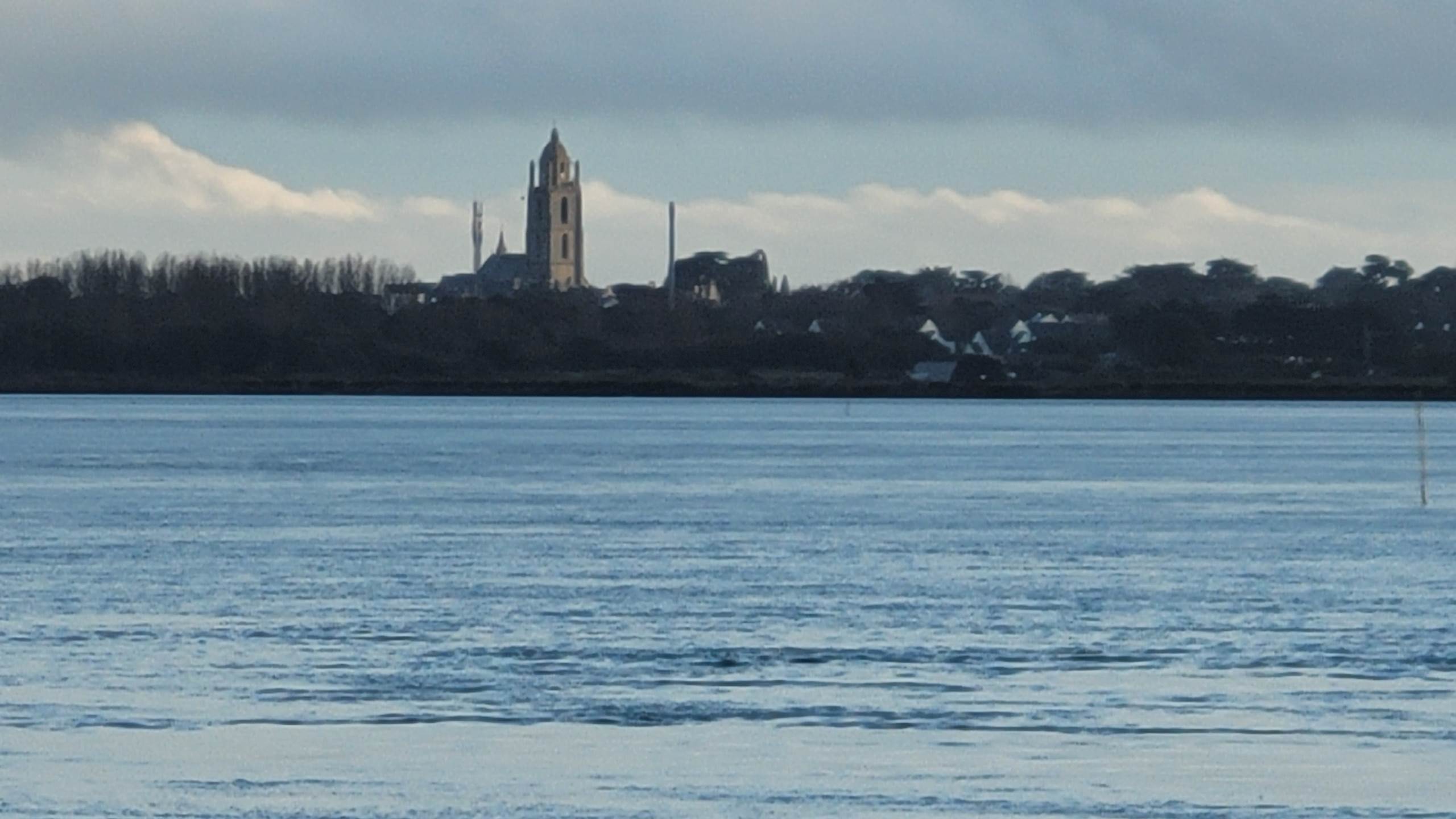 Le clocher de Batz sur Mer vu du Traict (photo Isabelle)