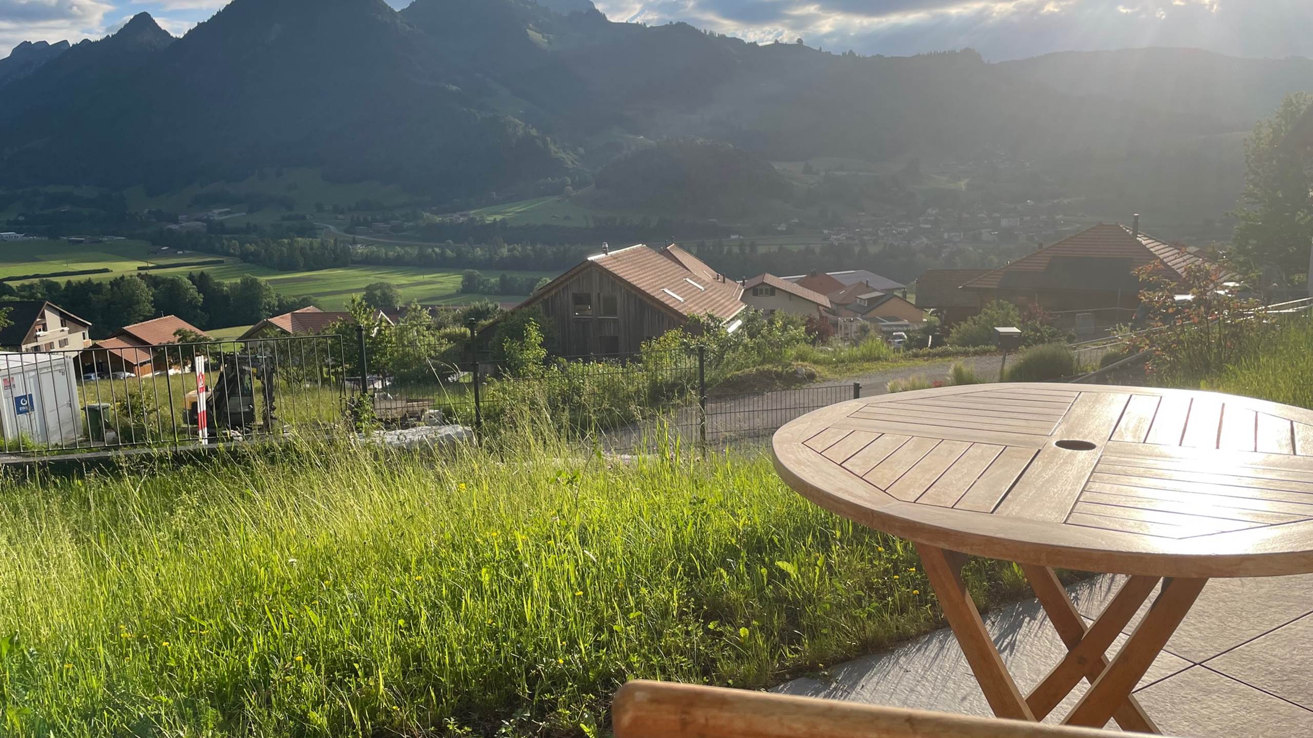 Terrasse ensoleillée vue sur le Moléson