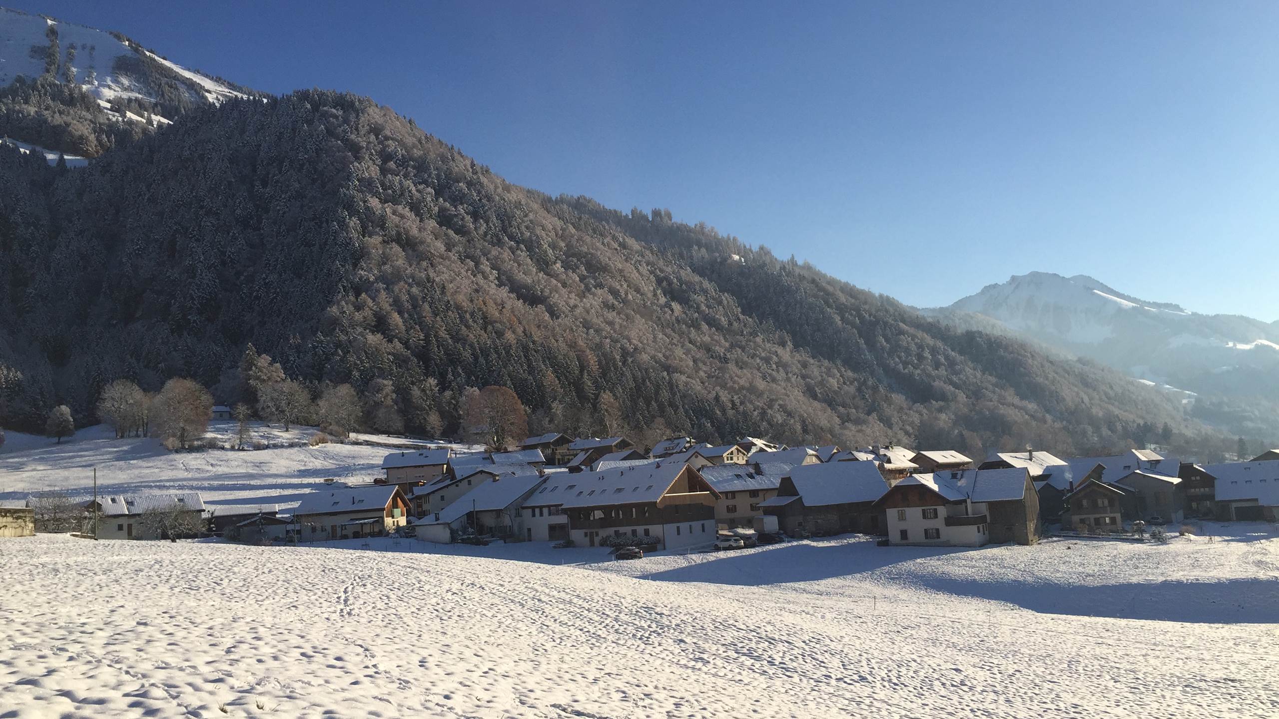 Le village d'en bas enneigé