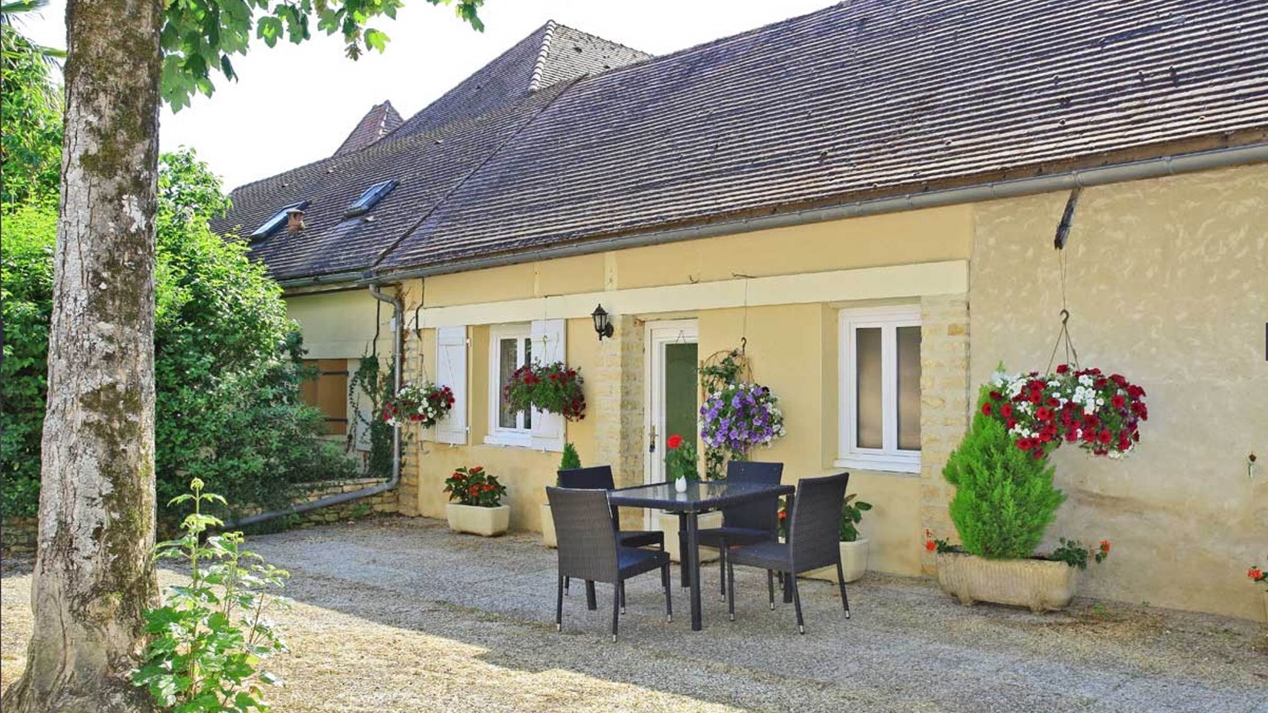 gite dordogne place du village