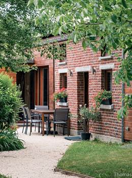 Façade du gîte en été