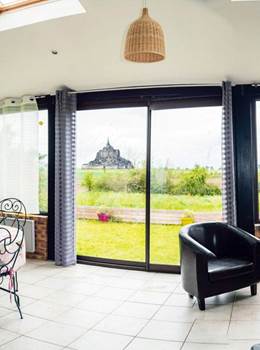 Gite pour 12 personnes, salon avec vue imprenable sur le mont Saint Michel,