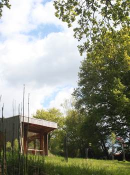 Vu de la mare, un gîte en Limousin