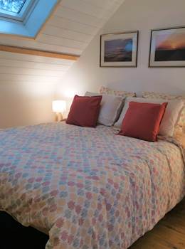 Lit 160x200 de la chambre d'hôte Les 3 cèdres du Moulin de La Retardière à Orvault